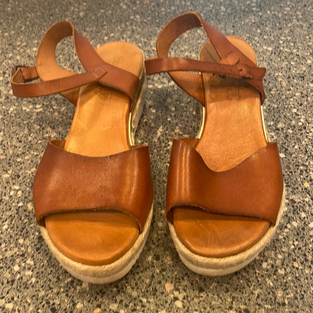 Bertuchi leather quarter strap wedge sandals. Size 38